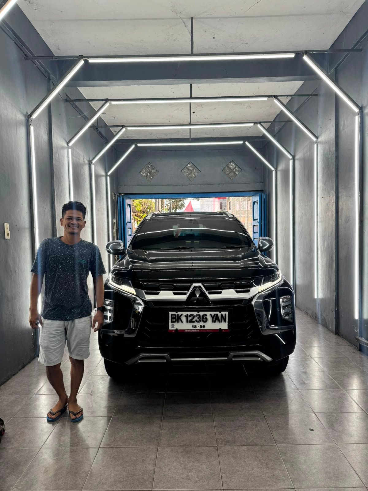 Teknisi sedang melakukan detailing mobil di Rantau Prapat
