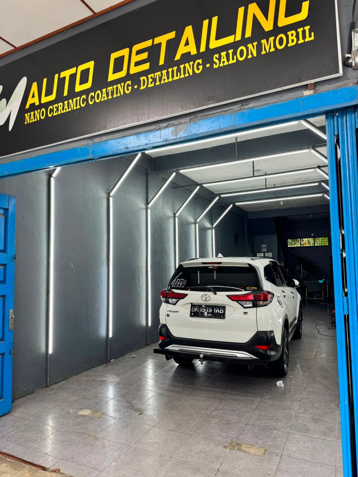 Pembersihan interior mobil salon