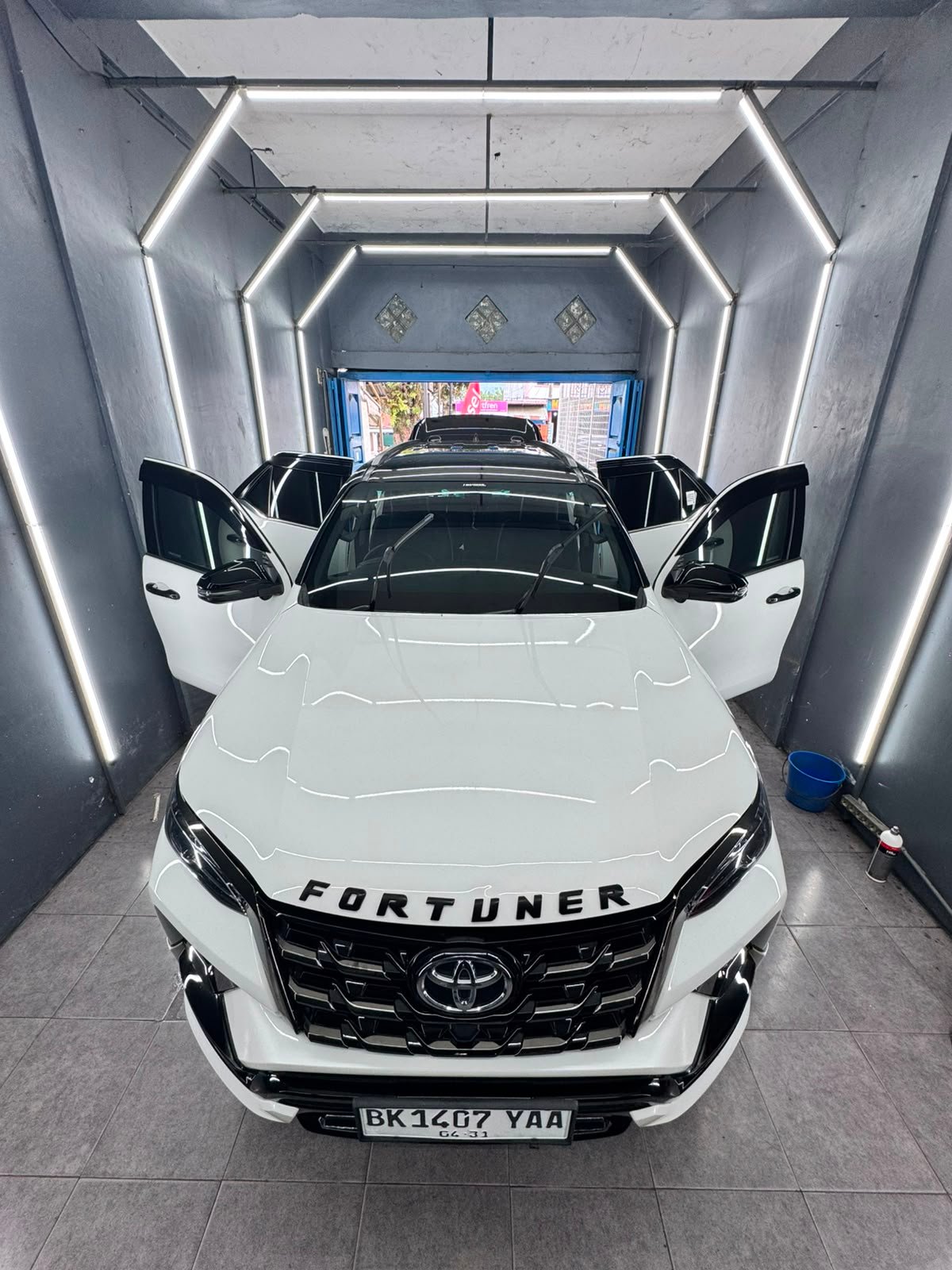 Teknisi melakukan detailing mobil silver